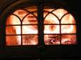 炎の後ろの穴の開いたパイプから熱風が吹き出され、２次燃焼を促進する。クリーンバーン
